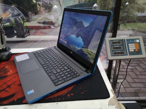 **limited edition**DELL INSPIRON 5558*i5-5250U*4gb RAM*1000GB HDD*METALLIC BLUE*WAVES